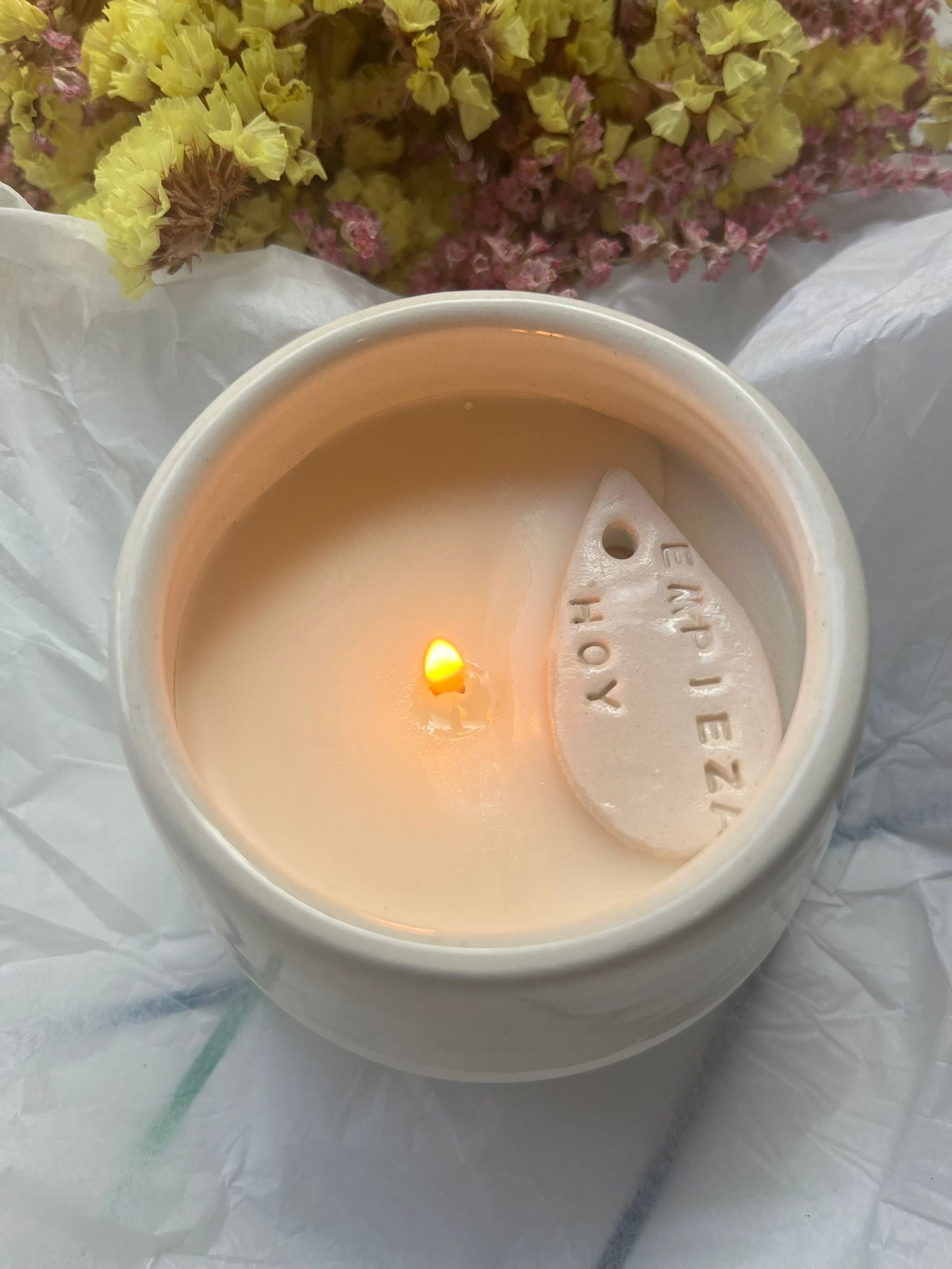 Vela con un mensaje dentro  "Pausa. Enciende. Descubre."- 160 ml